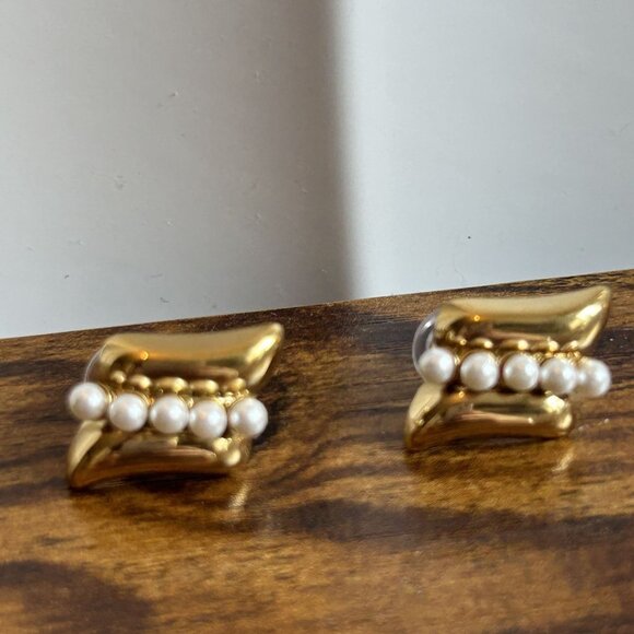 Oceanus Imitation Pearl Gold Stainless Steel Stud Earrings Timeless Sculptural - Picture 2 of 7